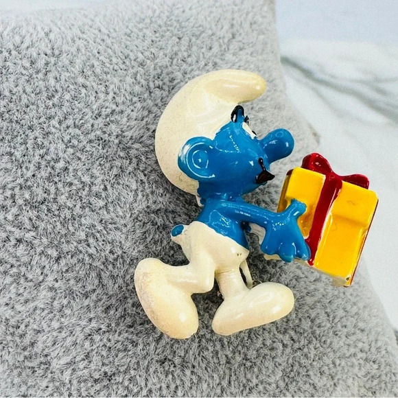 Vintage Jokey Smurf Pin Die Cast Present Box Cartoon Comic 70s Collectib… - Picture 5 of 9